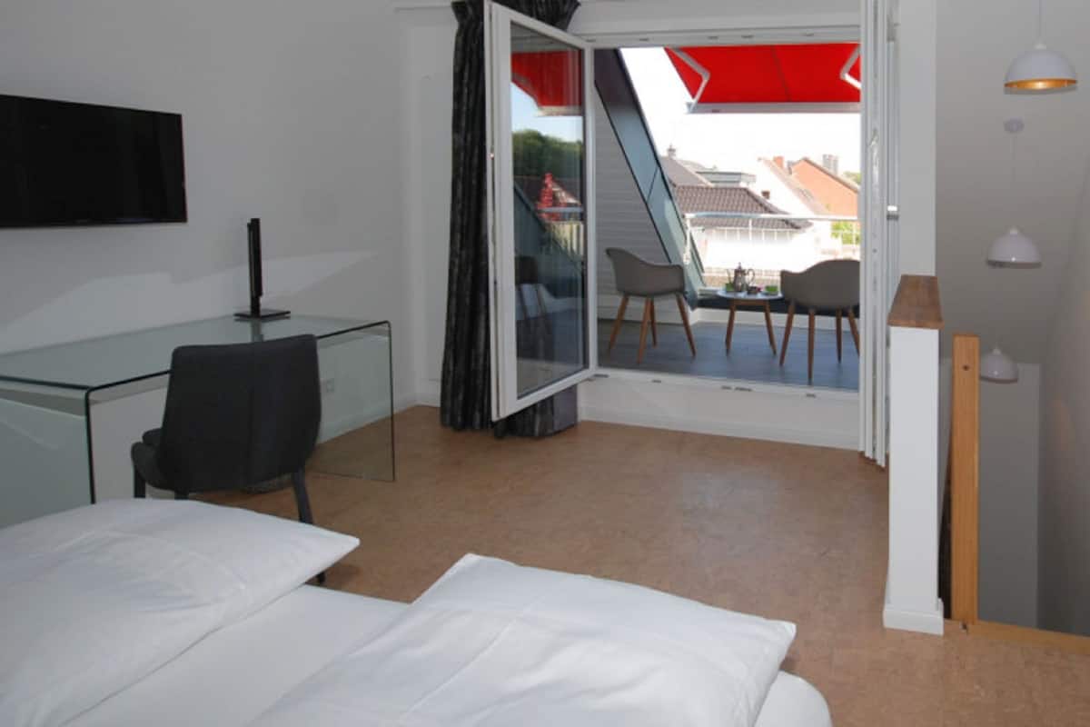 Suite | Luxe beddengoed, een kluis op de kamer, een bureau