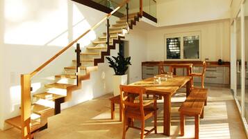 Loft | Luxe beddengoed, een kluis op de kamer, een bureau