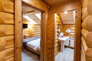 Mörkläggningsgardiner, ljudisolering och strykjärn/strykbräda