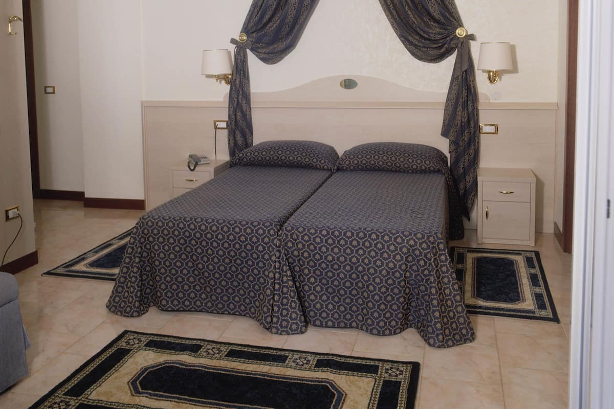 Minibar, in-room safe, cribs/infant beds, bed sheets