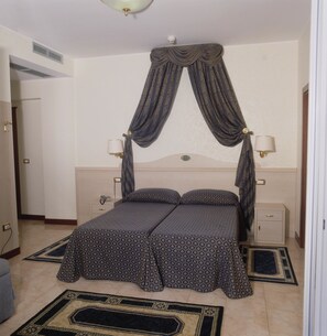 Minibar, in-room safe, cribs/infant beds, bed sheets - Hotel Caravelle & Minicaravelle (Jesolo)