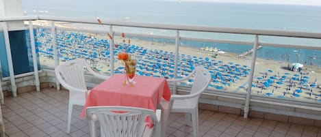 Chambre Quadruple, balcon, vue mer | Vue sur la plage/l’océan