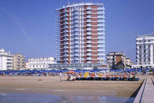 Aan een privéstrand, ligstoelen, parasols