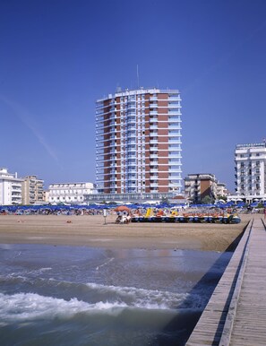 En privat strand, liggestole, parasoller