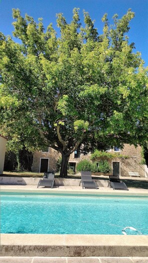 Außenpool, Sonnenschirme, Liegestühle