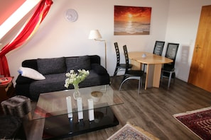 Comfort Apartment, 2 Bedrooms | Living area | Flat-screen TV - Landhaus Nordsee-Peerhuus (Friedrichskoog)