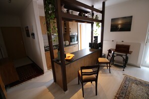 Căn hộ Tiêu chuẩn, 1 giường cỡ queen, không hút thuốc, tầng trệt | Bếp riêng | Tủ lạnh, lò vi sóng, bếp nấu, máy rửa bát