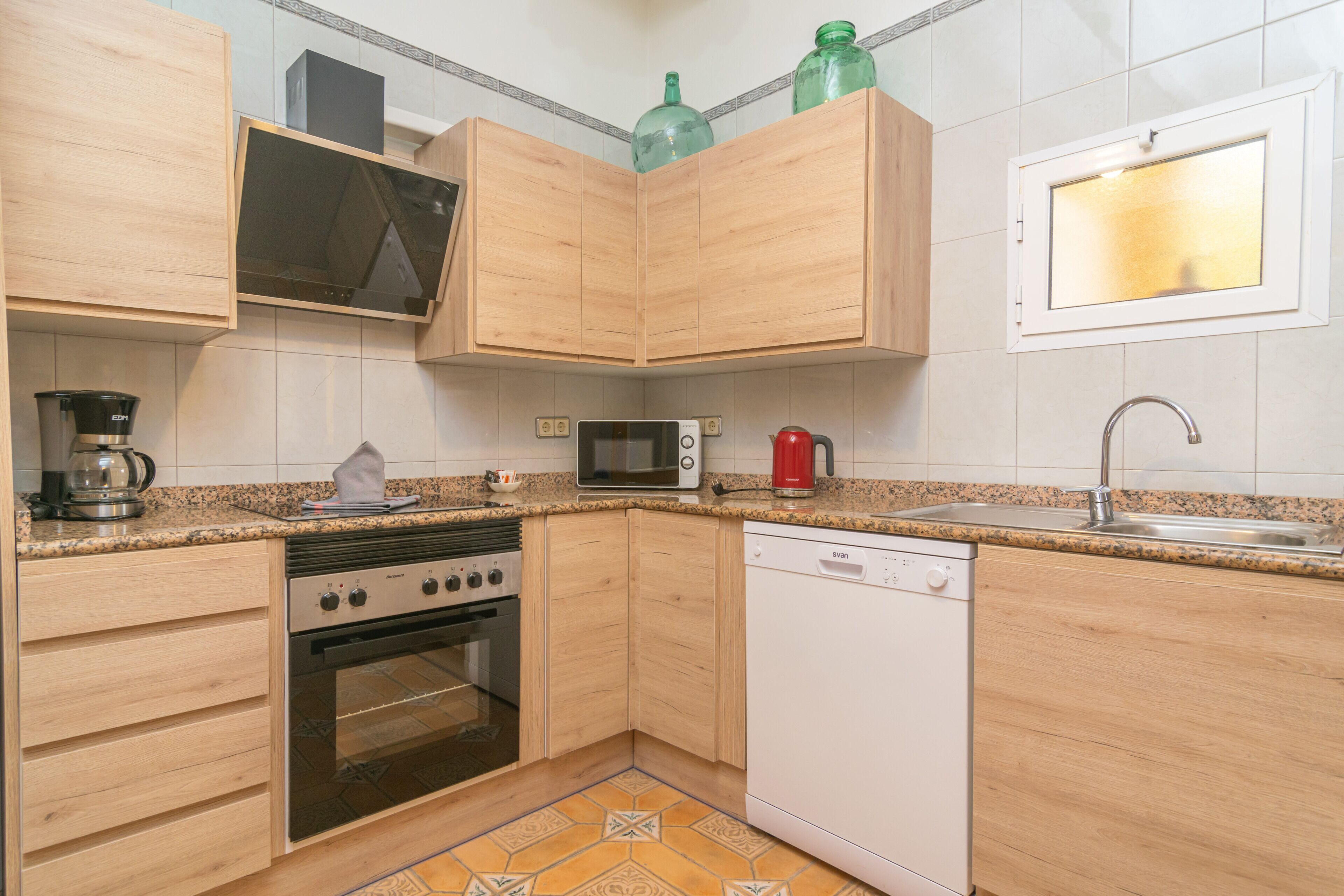 雪櫃、微波爐、焗爐、爐具