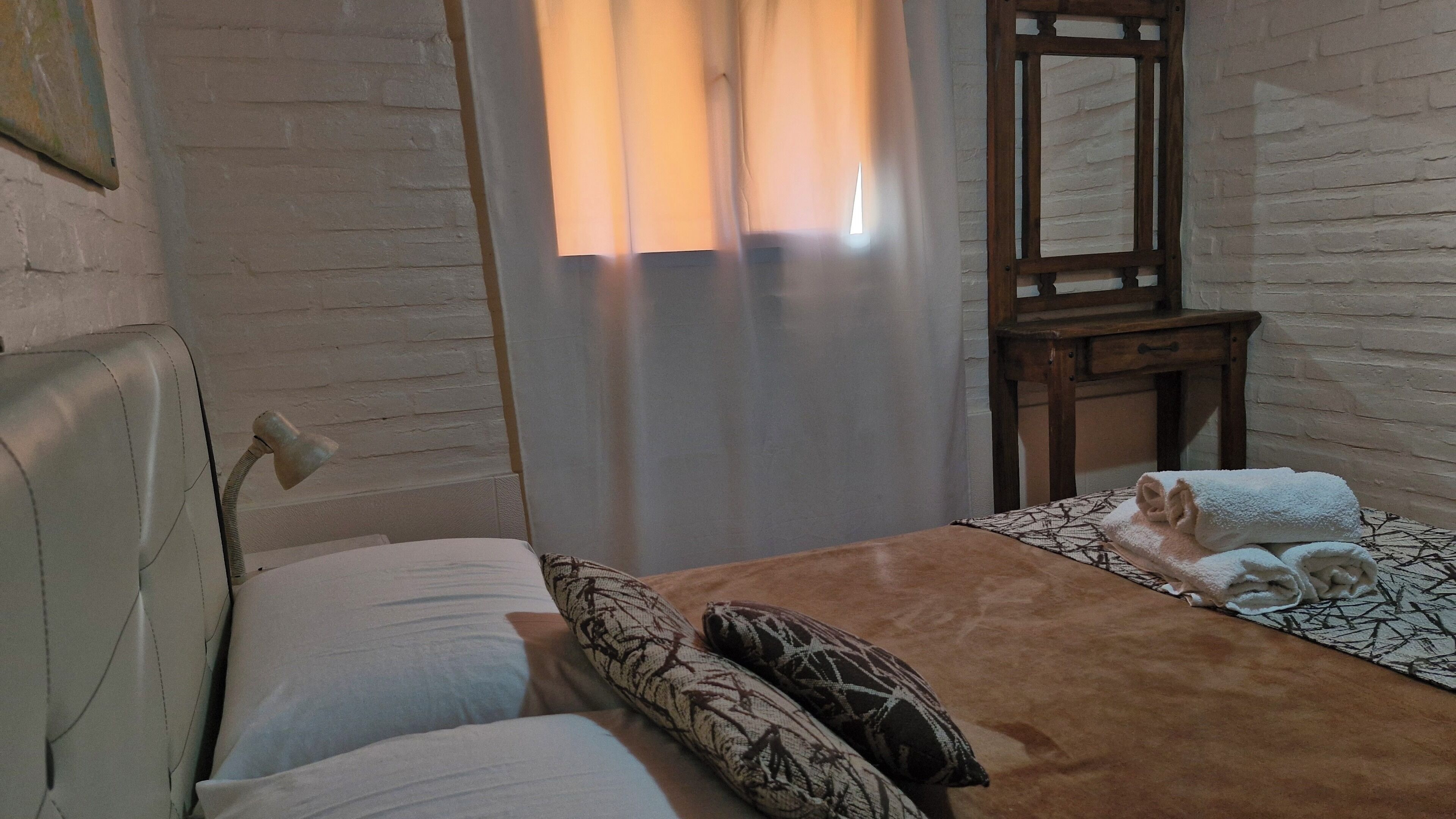 Bungalow, 2 habitaciones, vista al jardín | Decoración personalizada, muebles diferentes y cortinas blackout 