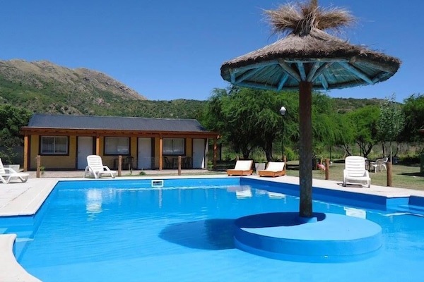 Kolam renang terbuka bermusim, kerusi lepak pantai