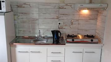 Bungalow, 2 Bedrooms, Garden View | Private kitchen | Microwave, cookware/dishes/utensils