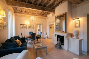 Télévision, cheminée