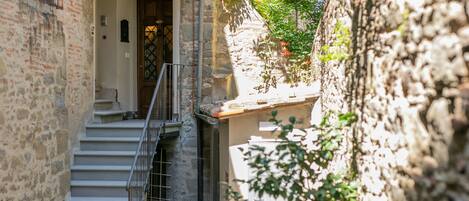 المنطقة المحيطة بالمنشأة