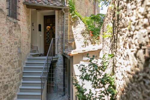 Prestigious apartment with panoramic terrace, located in the center of Cortona.