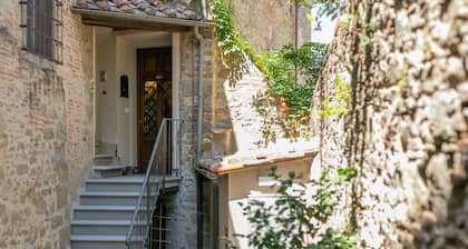 Prestigious apartment with panoramic terrace, located in the center of Cortona.