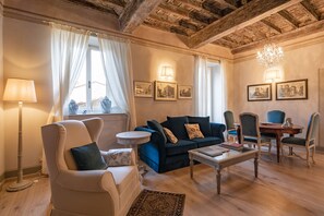 TV, fireplace - Prestigious apartment with panoramic terrace, located in the center of Cortona. (Cortona)