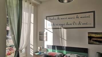 2 chambres, coffres-forts dans les chambres, fer et planche Ă repasser