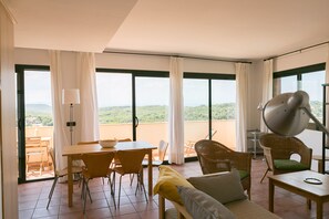 Interior - 2 bedroom apartment in Begur center. Sea views, terrace and pool (Ref:H09) (Begur)