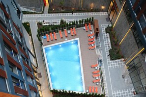 Una piscina al aire libre de temporada, camas de piscina gratis