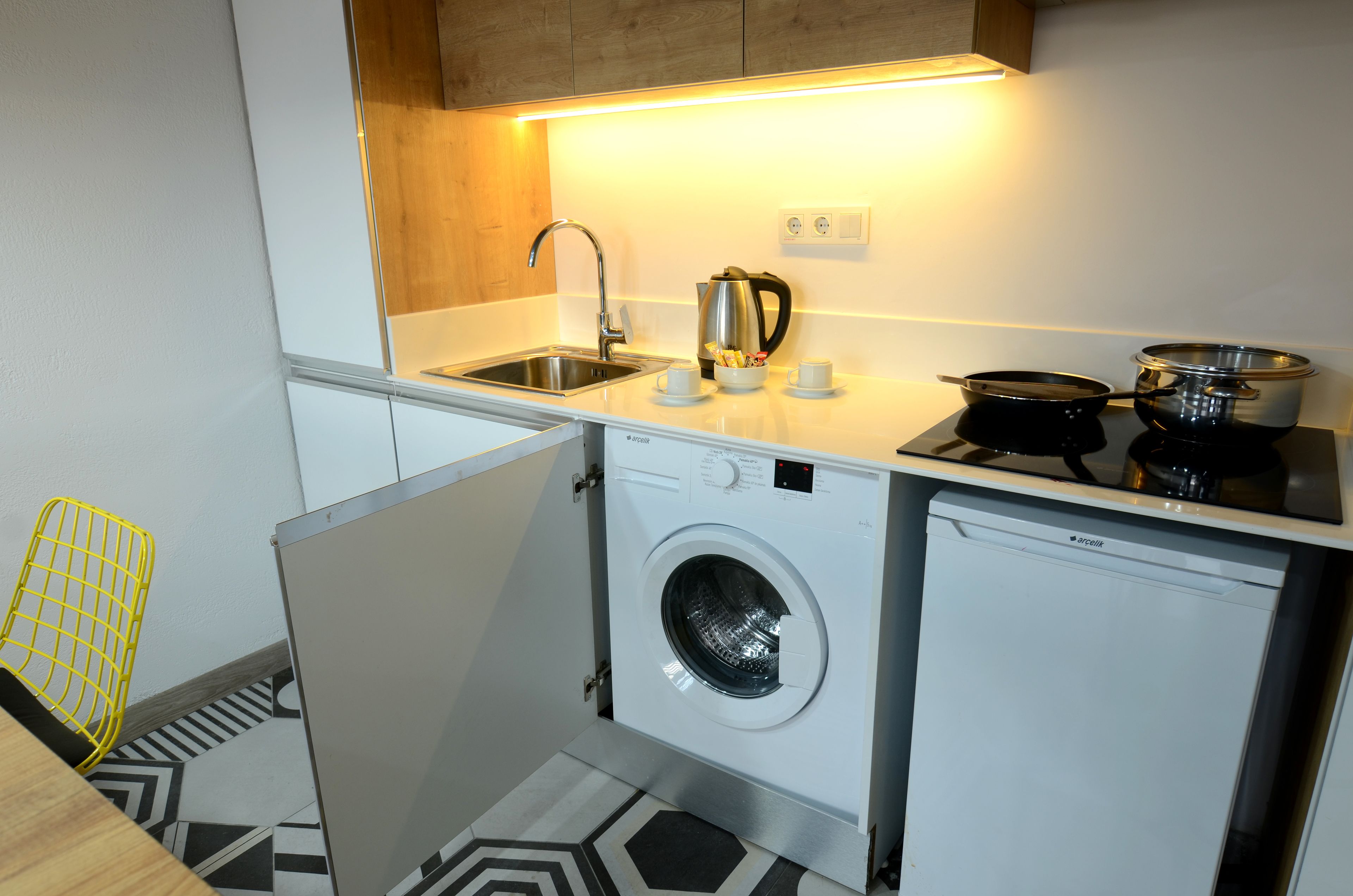 superior condo, non smoking, city view | private kitchen | full-sized fridge, stovetop, cookware/dishes/utensils, paper towels