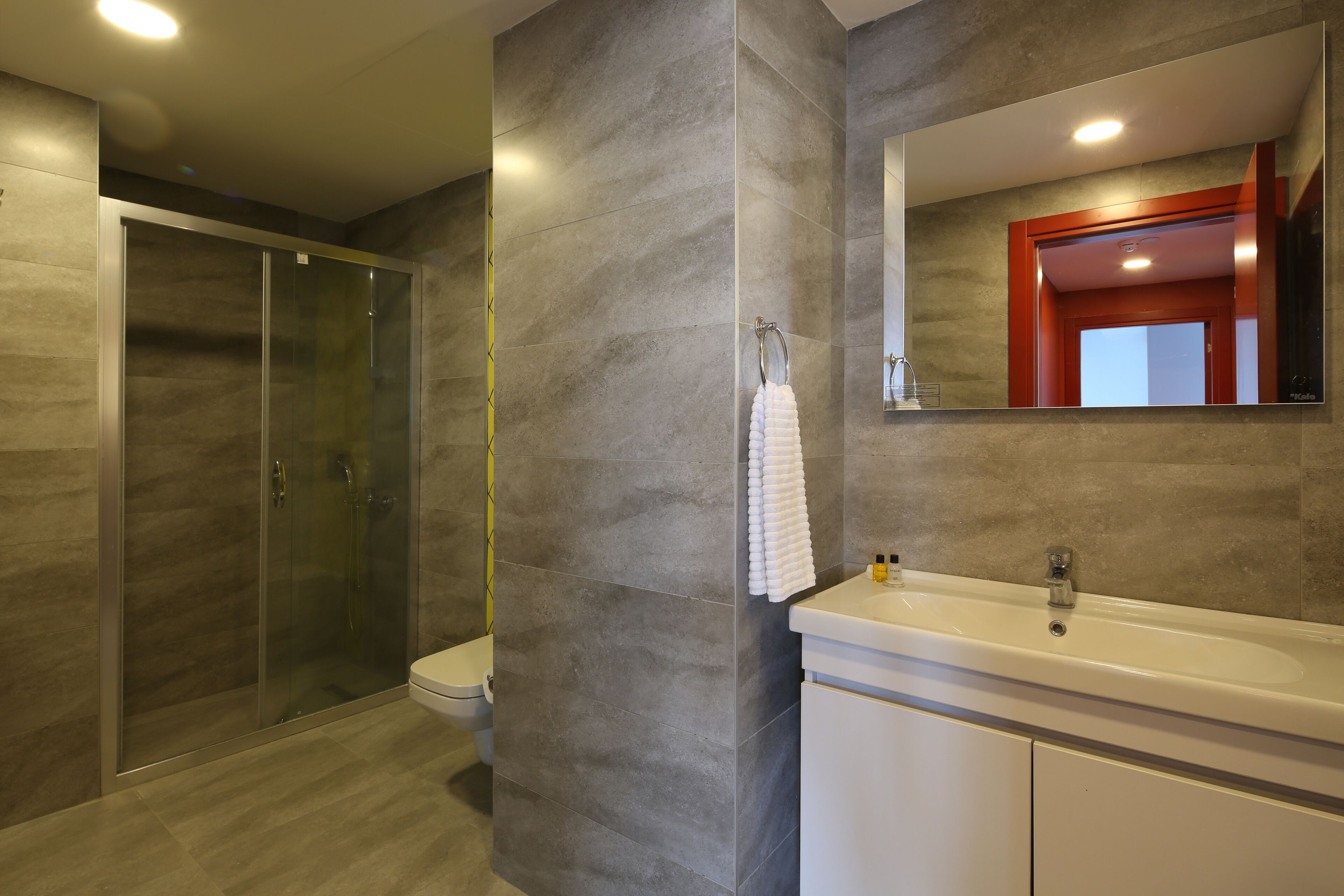 grand suite, 2 bedrooms, city view | bathroom | shower, free toiletries, hair dryer, slippers