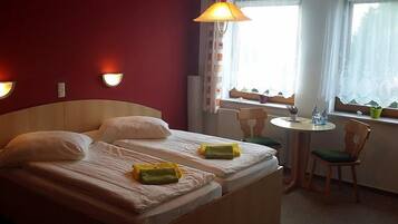 Doppelzimmer | Schreibtisch, BĂŒgeleisen/BĂŒgelbrett, Babybetten, kostenloses WLAN