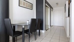 Căn hộ, 1 giường cỡ queen, không hút thuốc | Khu vực ăn uống tại phòng