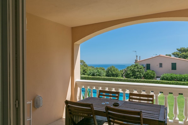 Outdoor dining - 2 bedroom apartment in Aiguafreda, Begur. Sea views, terrace and pool (Ref:H11) (Begur)