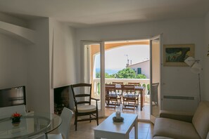 Living area - 2 bedroom apartment in Aiguafreda, Begur. Sea views, terrace and pool (Ref:H11) (Begur)