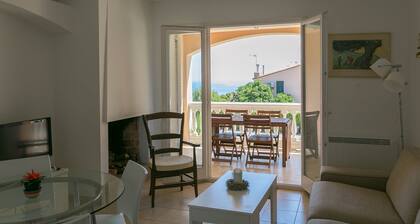 2 bedroom apartment in Aiguafreda, Begur. Sea views, terrace and pool (Ref:H11)