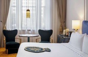 1 sovrum, sängtillbehör av högsta kvalitet, bäddmadrasser och minibar