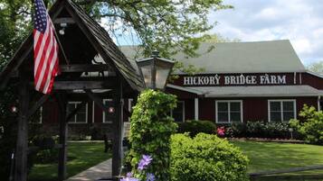 Lunch and dinner served