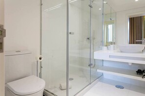 Douche, sèche-cheveux, serviettes fournies, papier toilette