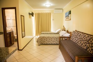 Minibar, caja de seguridad en la habitación, wifi gratis y ropa de cama 