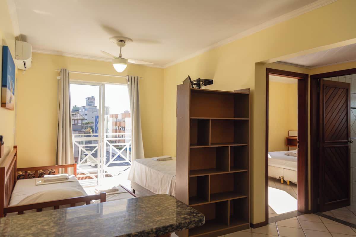 Minibar, caja de seguridad en la habitación, wifi gratis y ropa de cama
