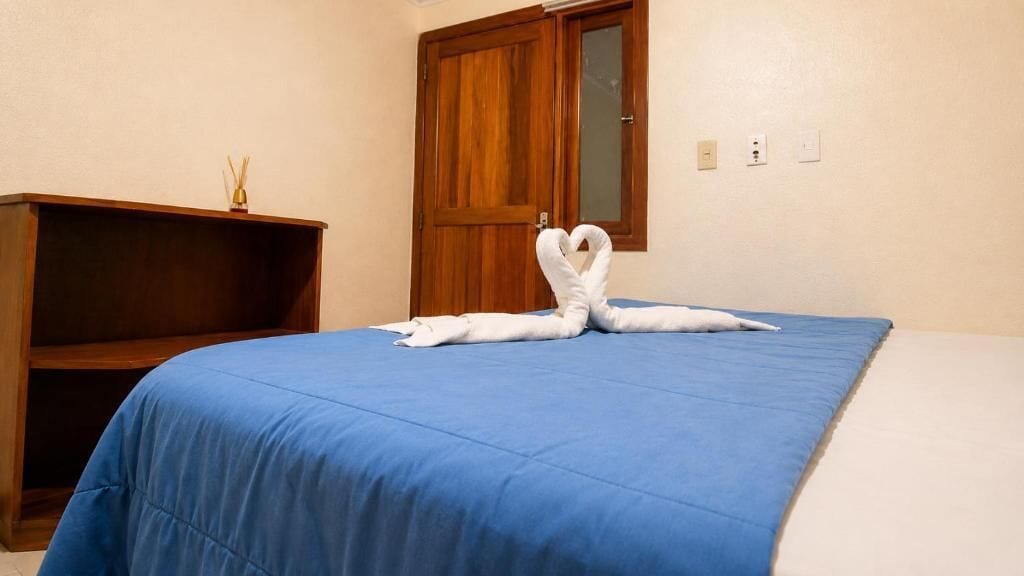 Habitación económica | Minibar, caja de seguridad en la habitación, wifi gratis y ropa de cama 