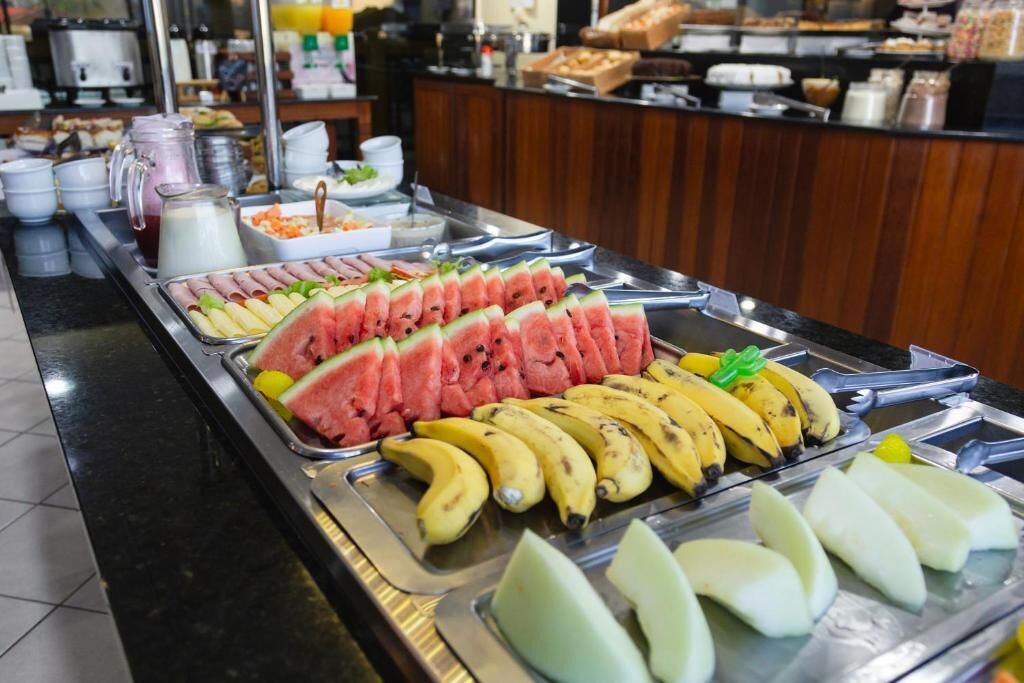 Un buffet proposant une variété de fruits et de boissons.