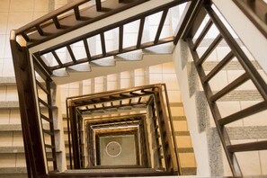 A spiral staircase with a geometric design and a circular center. - HANNA San Diego Apart Hotel (Florianópolis)