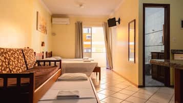Minibar, caja de seguridad en la habitación, wifi gratis y ropa de cama