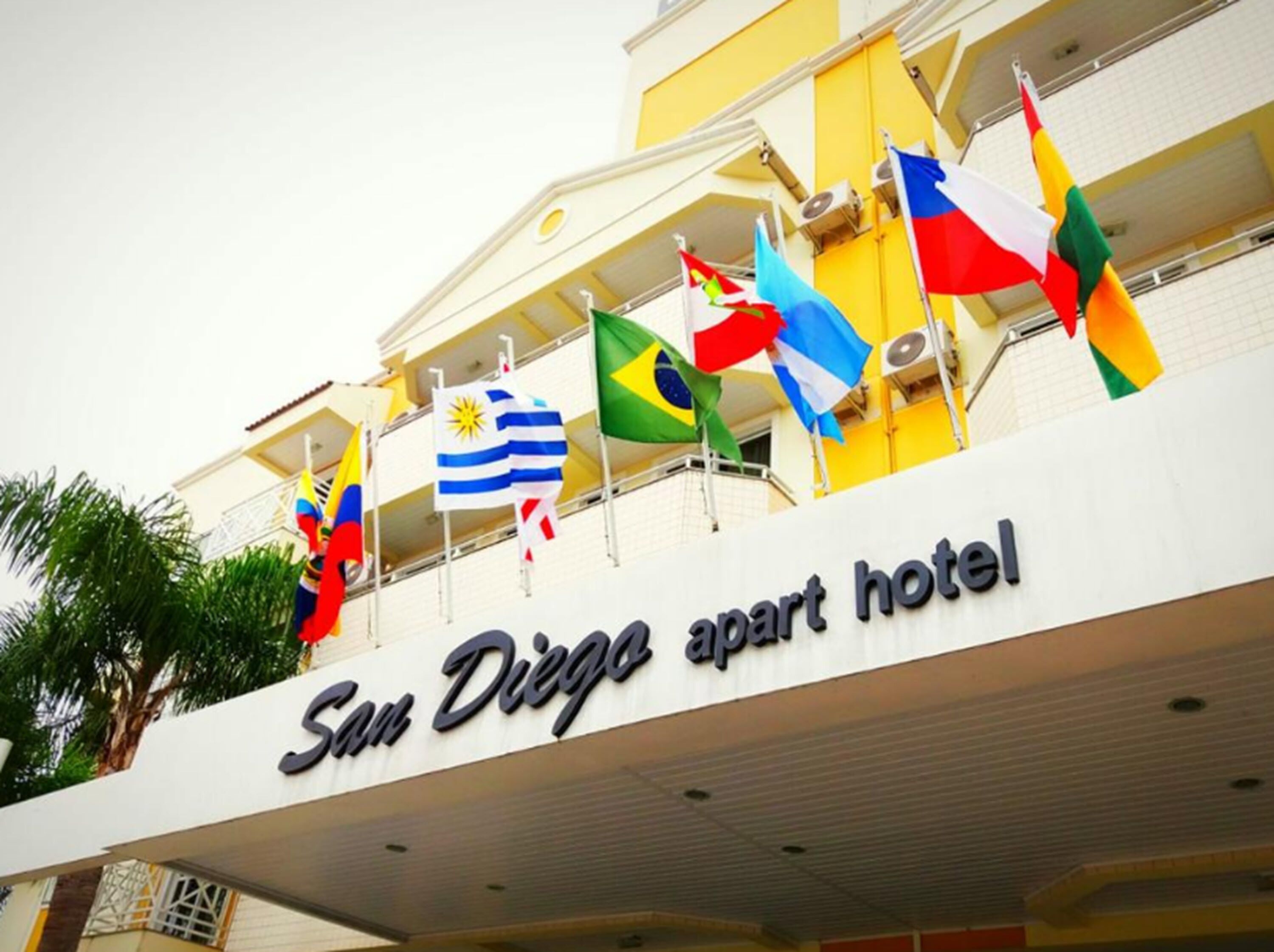 L'appart hotel di San Diego con diverse bandiere esposte sul balcone.