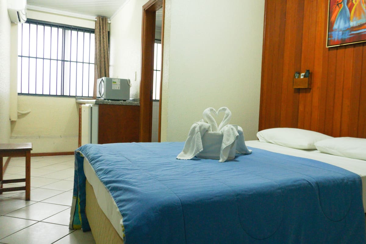 Camera Junior con letto matrimoniale o 2 letti singoli | Minibar, una cassaforte in camera, Wi-Fi gratuito, lenzuola