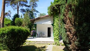 A small, white building with a porch and two chairs. - Baltic Sea holiday home in a quiet location - only 200 m to the beach, dogs welcome, W-LAN  (Pobierowo)