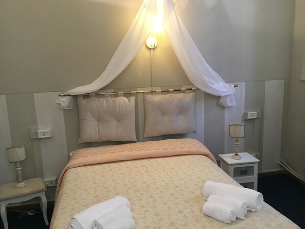 Camera con letto matrimoniale o 2 letti singoli, bagno condiviso | Letti aggiuntivi (a pagamento), Wi-Fi gratuito