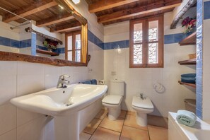 Bathtub, hair dryer, towels - Rustic Home with Romantic Yard and Pool - Finca Ca'n Vaqueta (Soller)