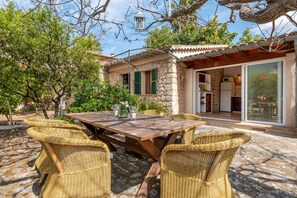 Outdoor dining - Rustic Home with Romantic Yard and Pool - Finca Ca'n Vaqueta (Soller)