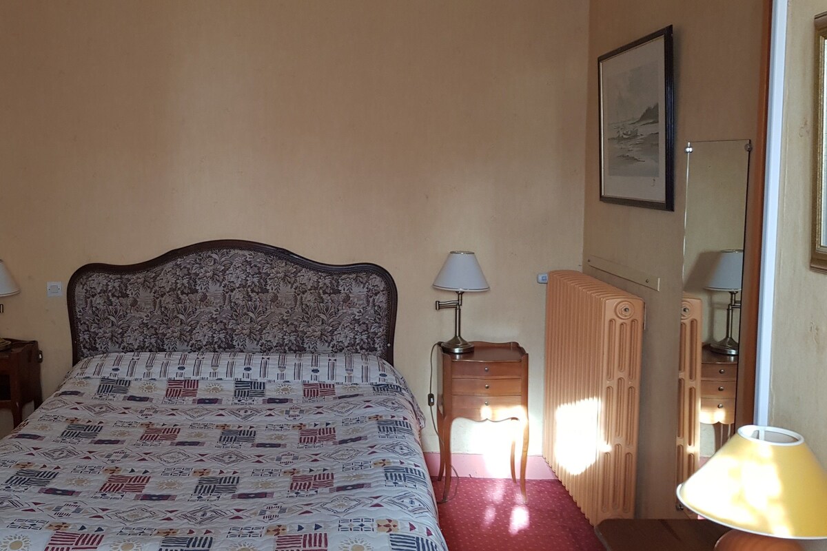 Doppelzimmer (N°6) | Individuell dekoriert, individuell eingerichtet, Schreibtisch