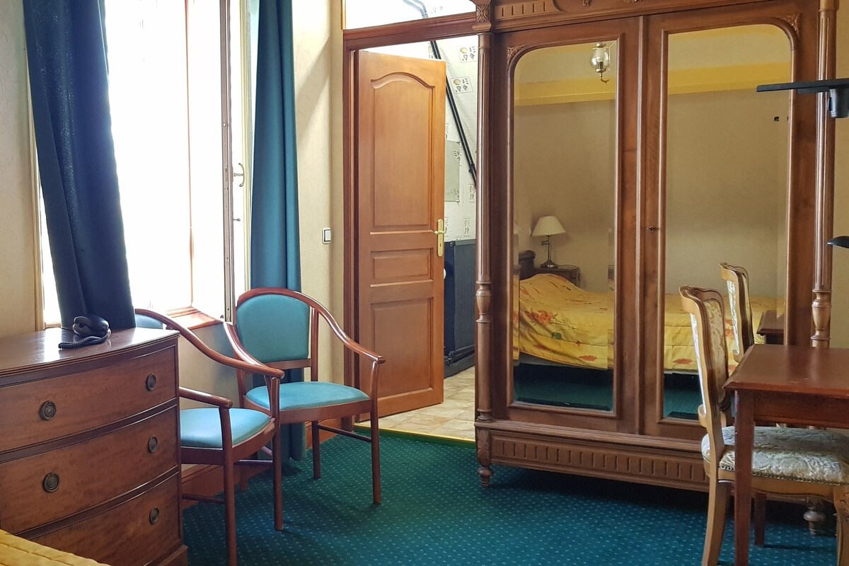 Doppelzimmer (N°11) | Individuell dekoriert, individuell eingerichtet, Schreibtisch