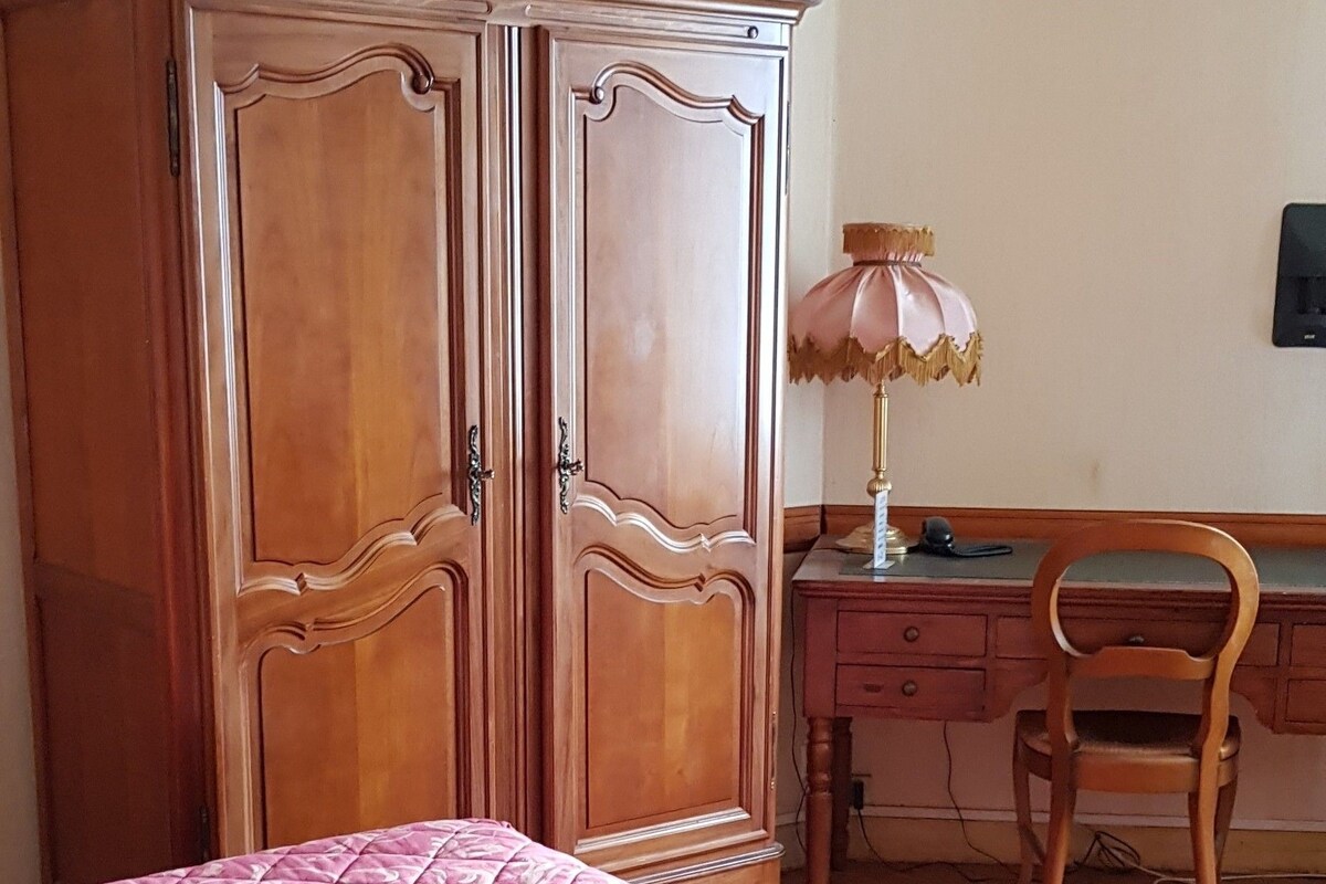 Doppelzimmer (N°7) | Individuell dekoriert, individuell eingerichtet, Schreibtisch