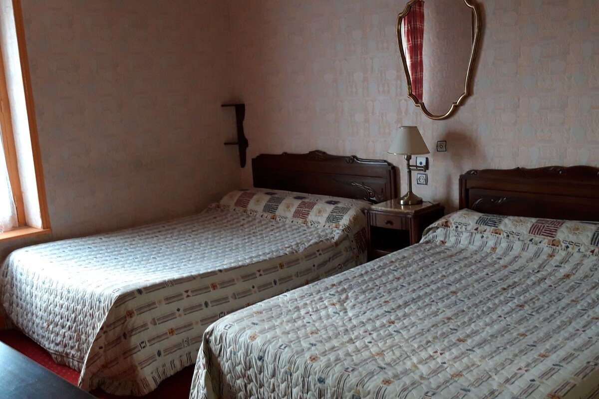 Vierbettzimmer, 2 Doppelbetten | Individuell dekoriert, individuell eingerichtet, Schreibtisch