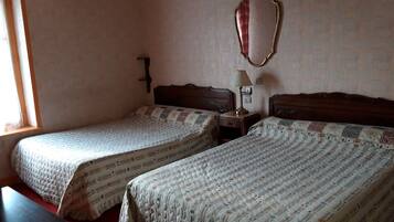 Vierbettzimmer, 2 Doppelbetten | Individuell dekoriert, individuell eingerichtet, Schreibtisch